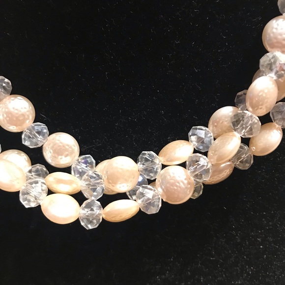 👑 Fashion Textured Pearl and Crystal Necklace 👑 - Picture 4 of 4